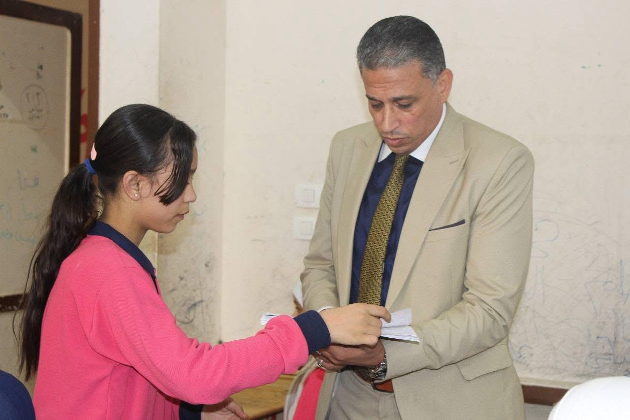 مدير تعليم الجيزة يوجه تعليمات صارمة أثناء زيارته