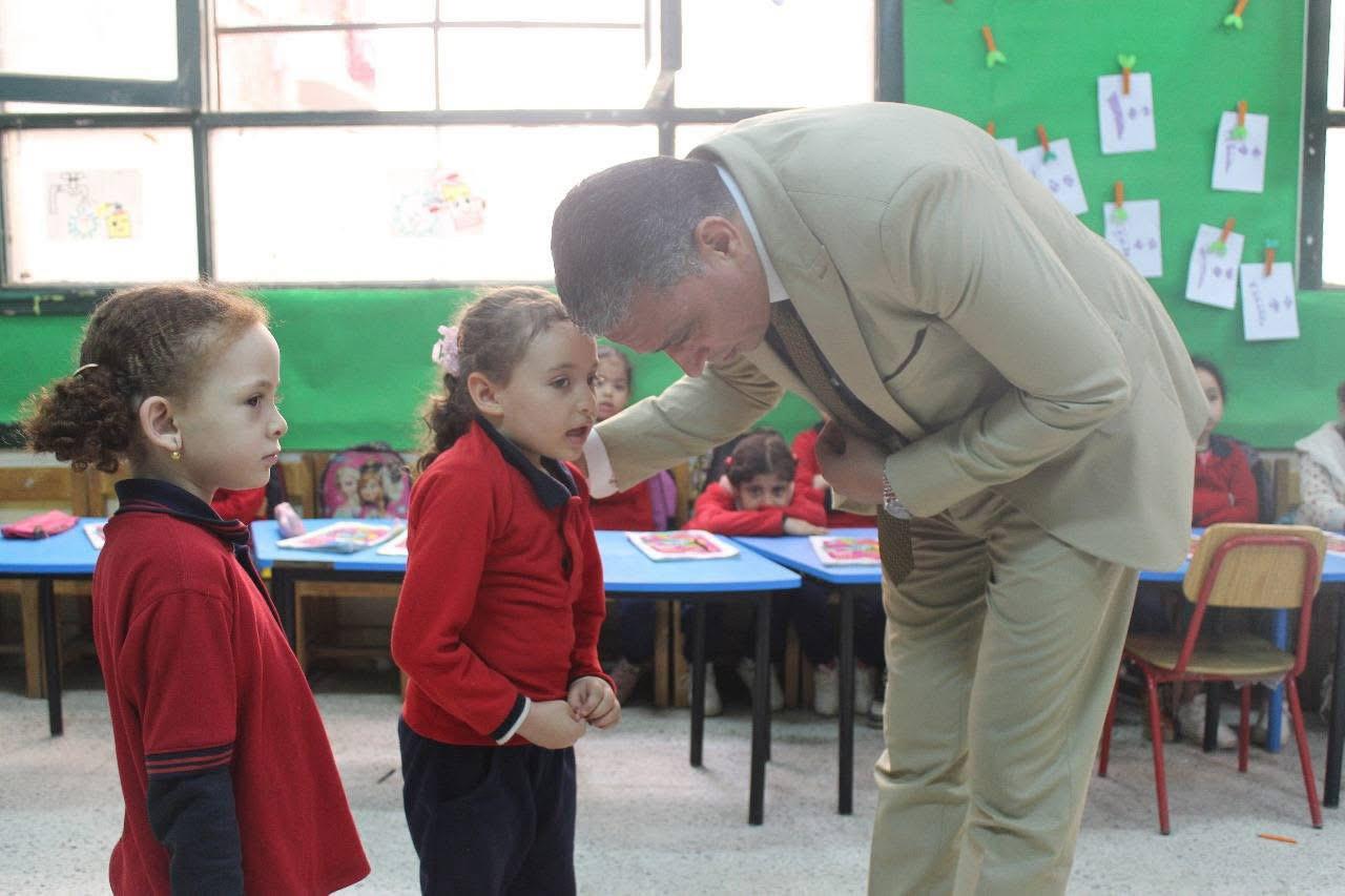 مدير تعليم الجيزة يوجه تعليمات صارمة أثناء زيارته