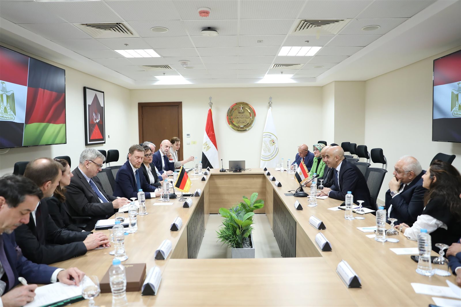 تعاون بين وزير التعليم ورئيس وزراء ولاية ساكسونيا الألمانية