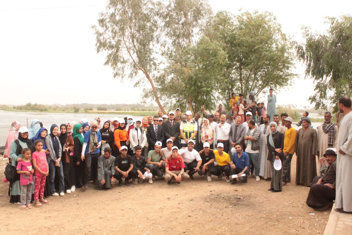 طلاب جامعة أسيوط يشاركون في حملة لتنظيف نهر النيل بقرية بصرة 