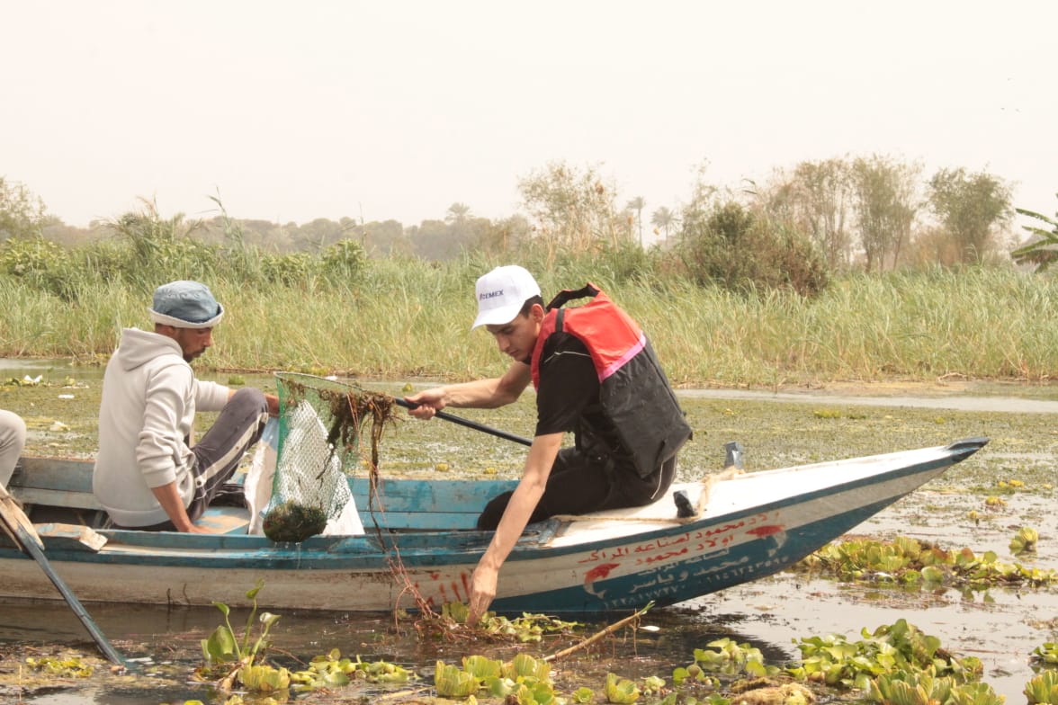 طلاب جامعة أسيوط يشاركون في حملة لتنظيف نهر النيل بقرية بصرة 