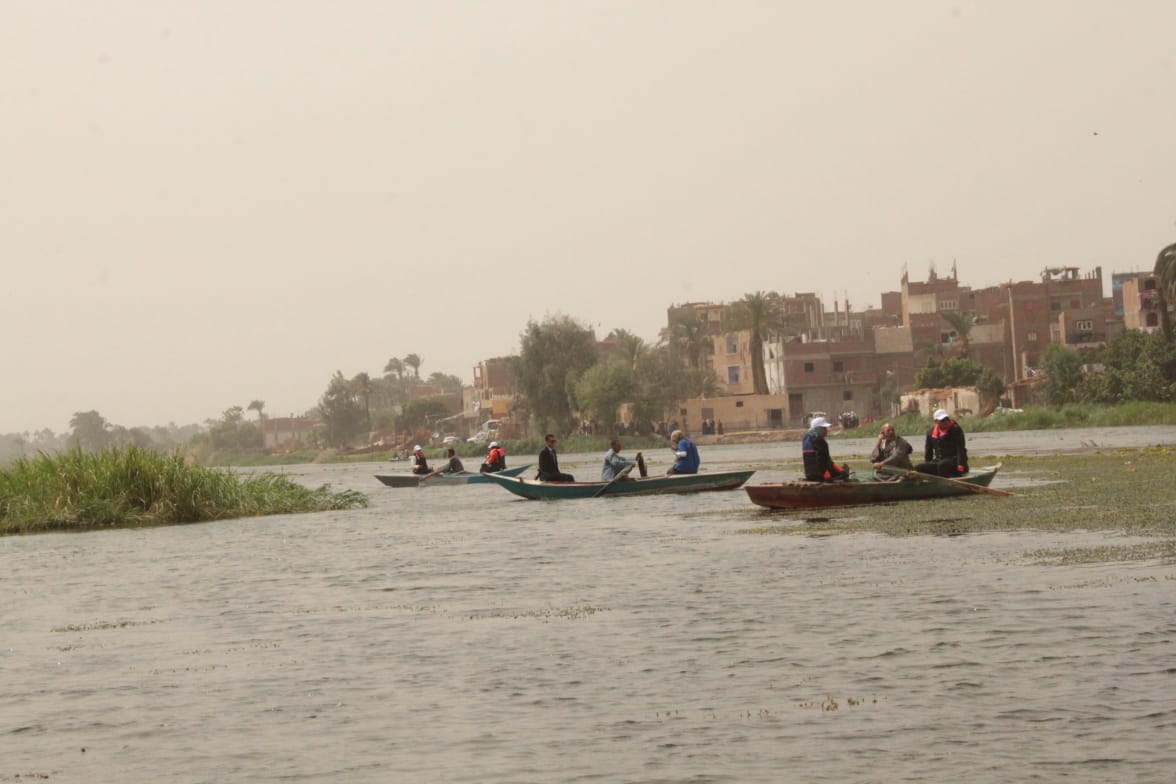 طلاب جامعة أسيوط يشاركون في حملة لتنظيف نهر النيل بقرية بصرة 