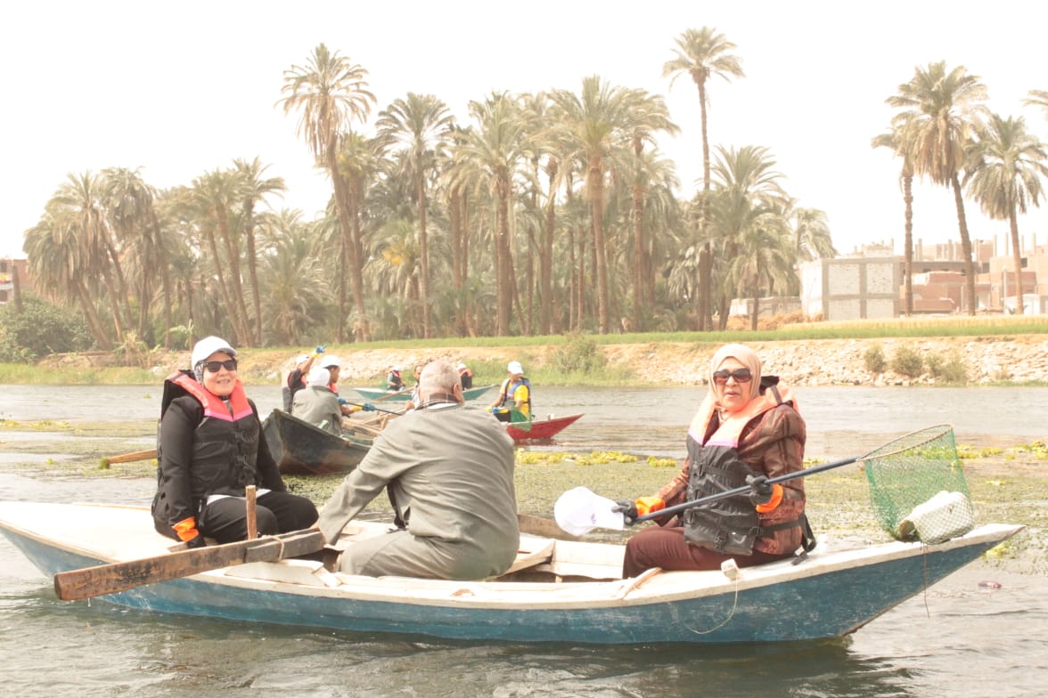 طلاب جامعة أسيوط يشاركون في حملة لتنظيف نهر النيل بقرية بصرة 