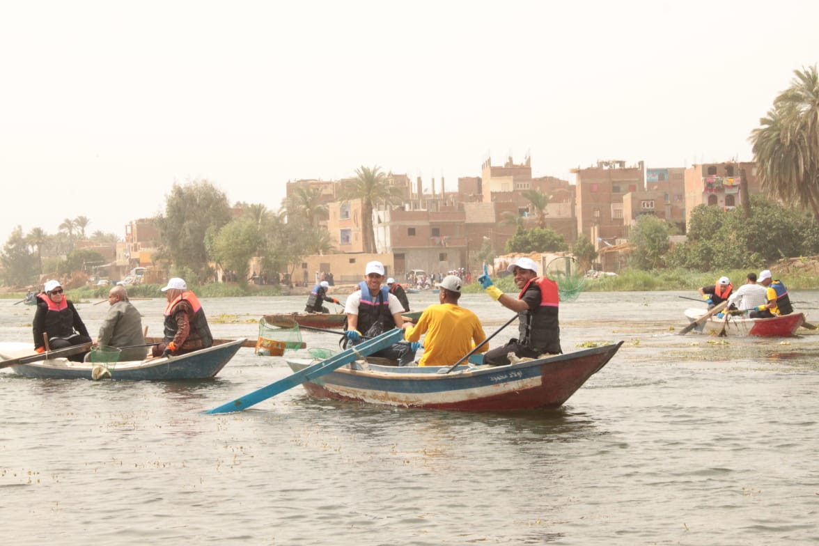 طلاب جامعة أسيوط يشاركون في حملة لتنظيف نهر النيل بقرية بصرة 