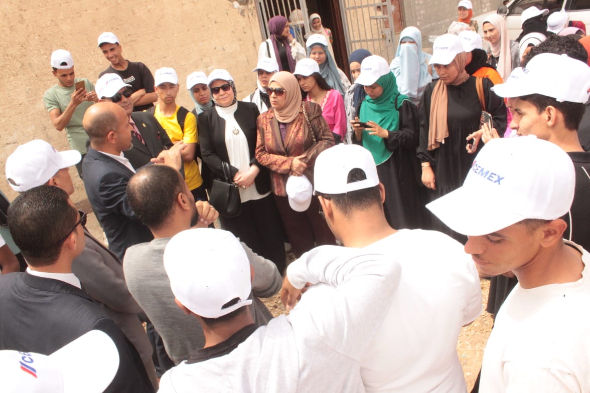 طلاب جامعة أسيوط يشاركون في حملة لتنظيف نهر النيل بقرية بصرة 