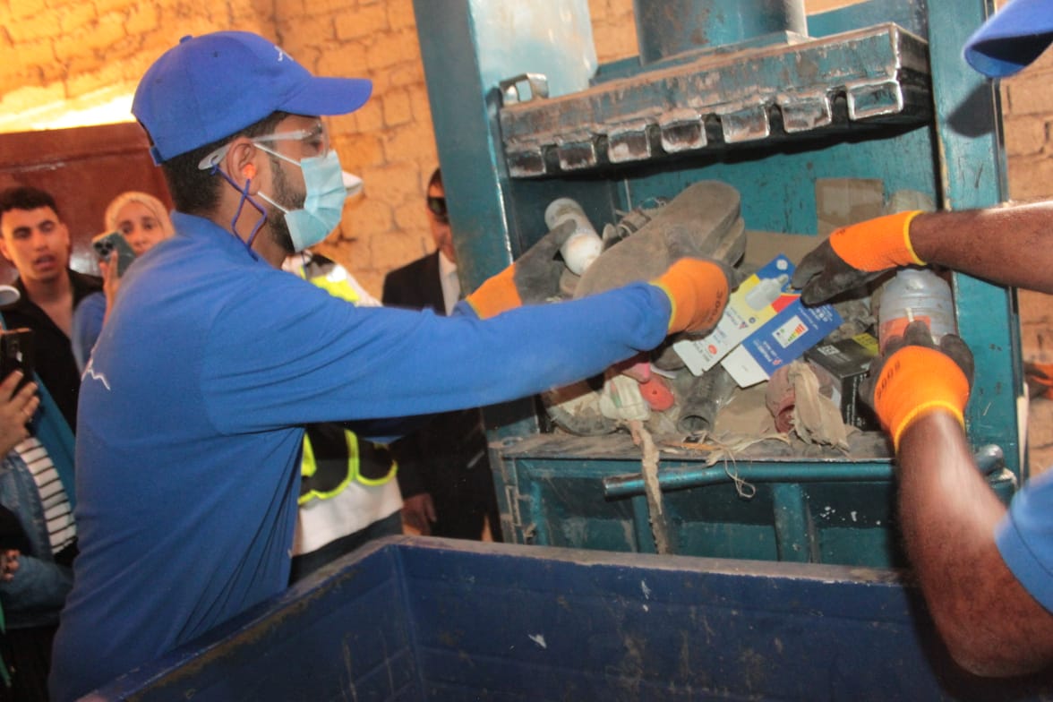 طلاب جامعة أسيوط يشاركون في حملة لتنظيف نهر النيل بقرية بصرة 