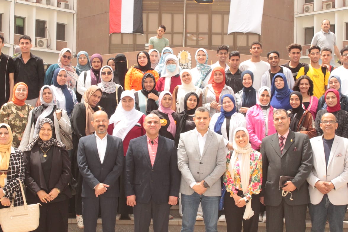 طلاب جامعة أسيوط يشاركون في حملة لتنظيف نهر النيل بقرية بصرة 