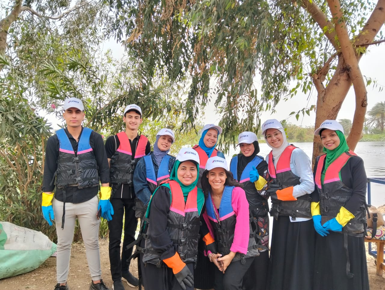 طلاب جامعة أسيوط يشاركون في حملة لتنظيف نهر النيل بقرية بصرة 