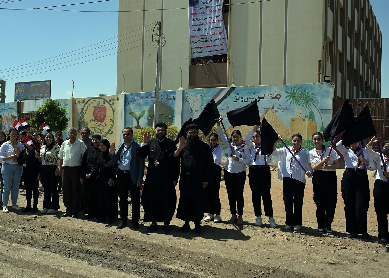 رئيس الوزراء يلتقي طلاب سانت ماري بمنفلوط