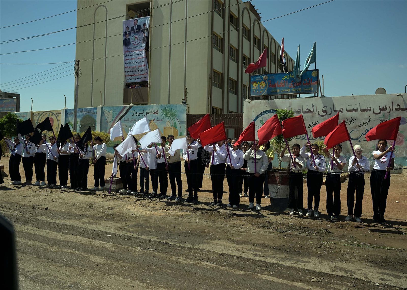 رئيس الوزراء يلتقي طلاب سانت ماري بمنفلوط