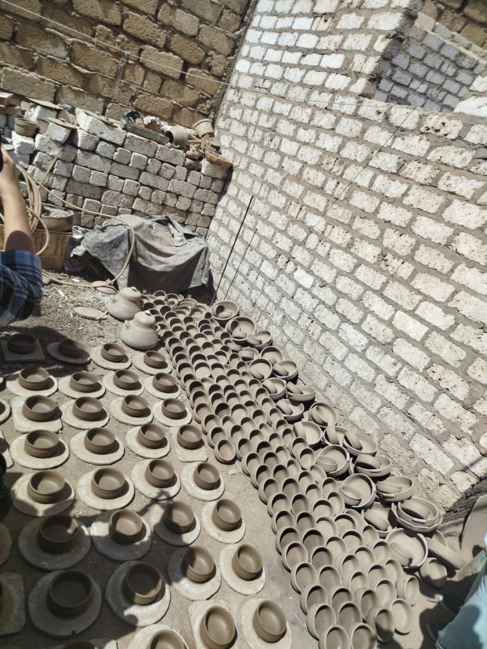 طلاب كلية الآثار جامعة سوهاج في زسارة لأحد مصانع الفخار