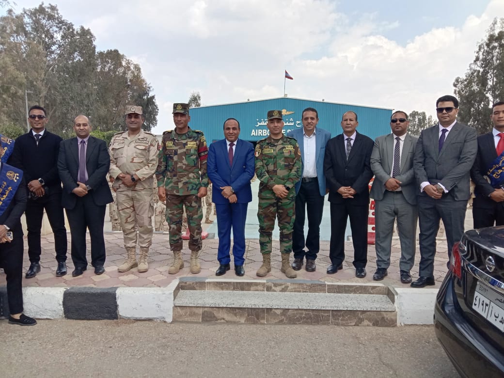 جامعة سوهاج تنظم زيارة طلابية مميزة لوحدات المظلات