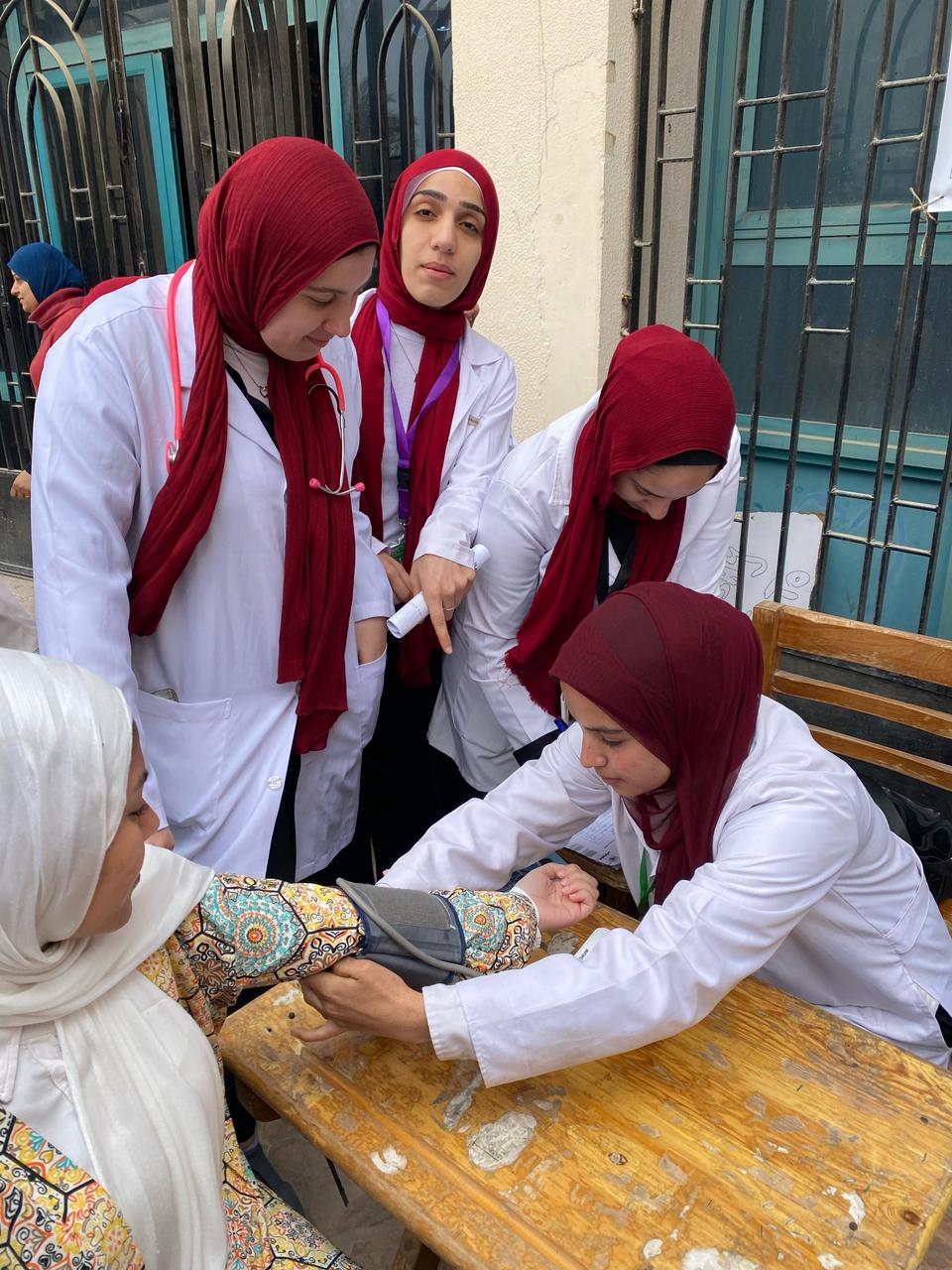 جامعة حلوان تطلق قافلة صحية توعوية لتعزيز الوعي المجتمعي