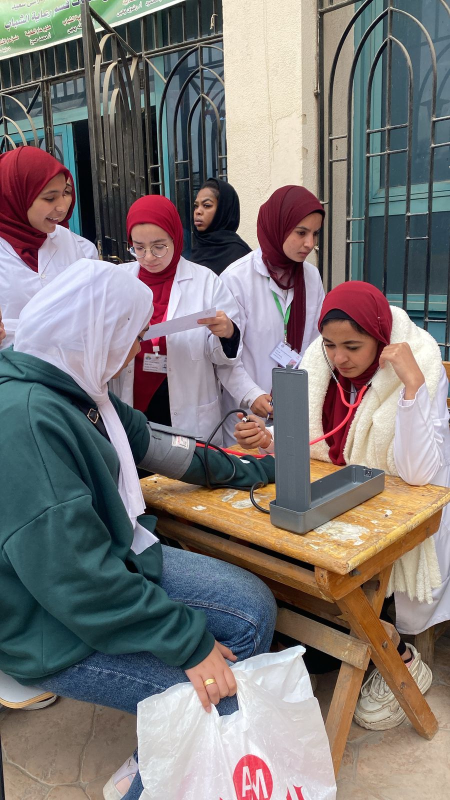 جامعة حلوان تطلق قافلة صحية توعوية لتعزيز الوعي المجتمعي