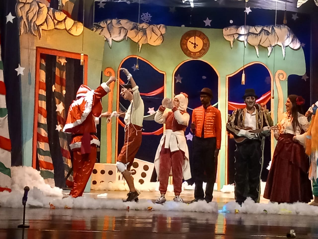 مسرحية الهدية تشعل مجمع الفنون في جامعة حلوان