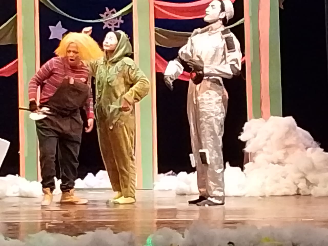 مسرحية الهدية تشعل مجمع الفنون في جامعة حلوان