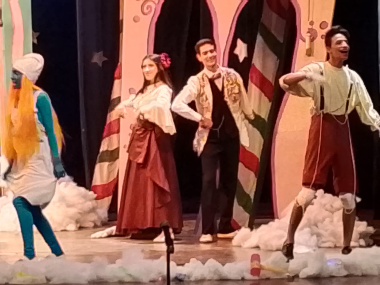 مسرحية الهدية تشعل مجمع الفنون في جامعة حلوان