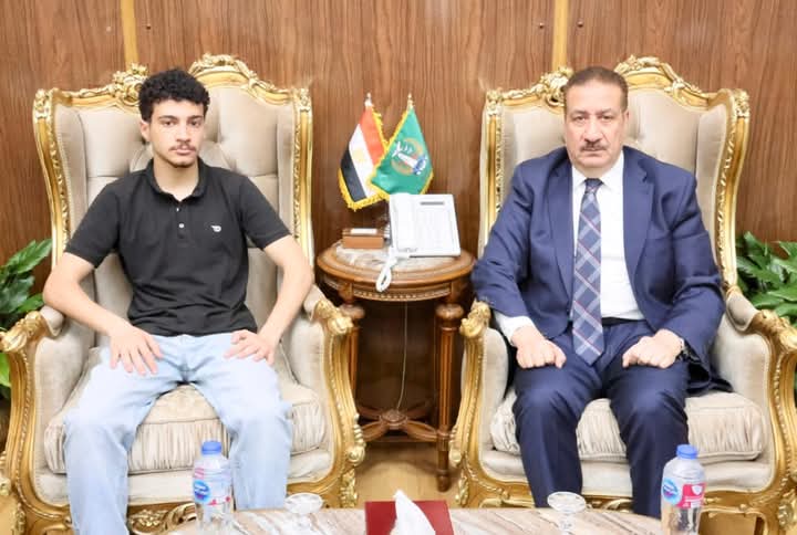 محافظ المنوفية يكرم أسرة مدير إدارة الباجور الراحل تقديرًا لعطائه التربوي