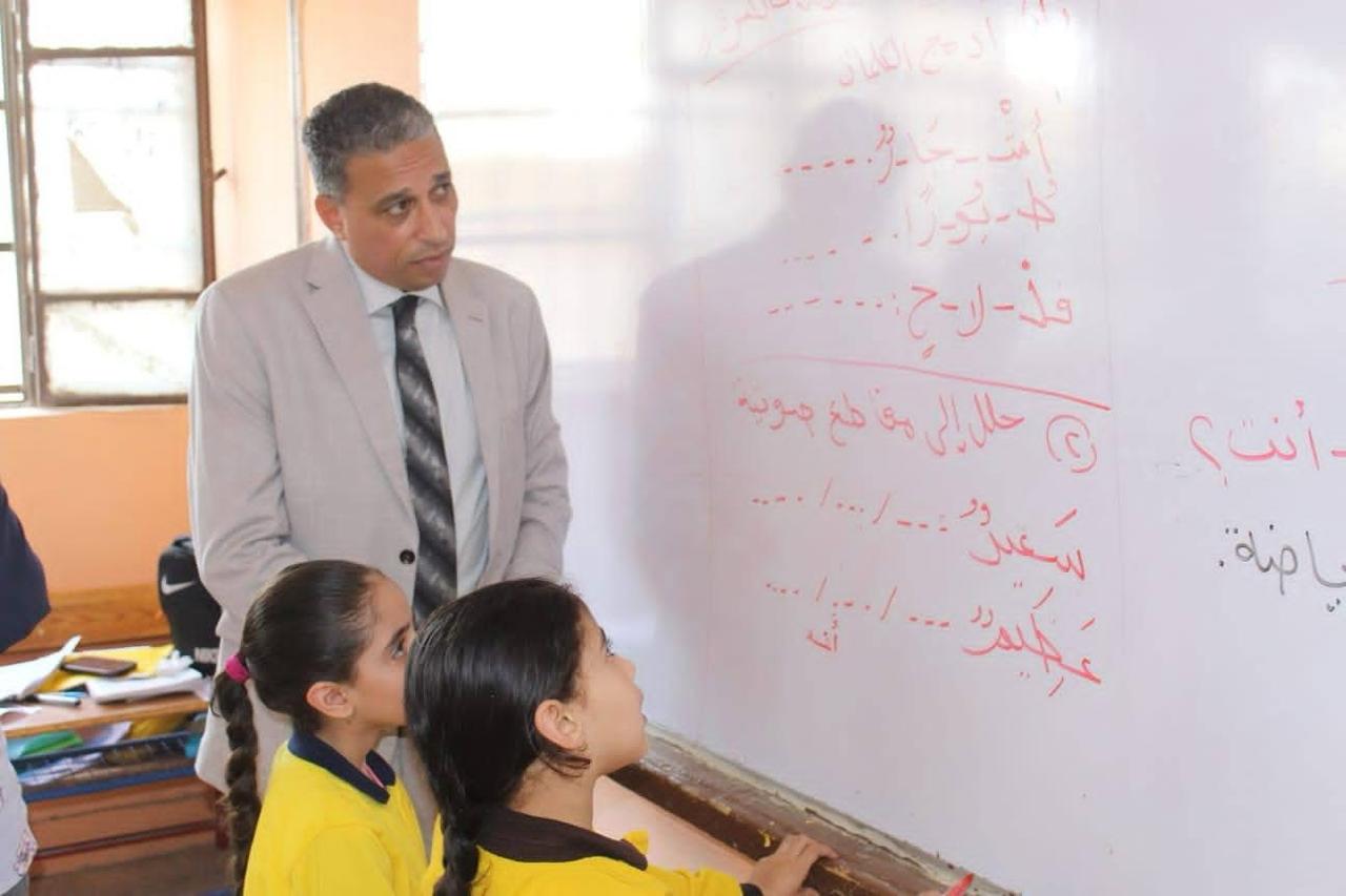 انضباط وتطوير شامل بالمدارس خلال جولة مدير تعليم الجيزة