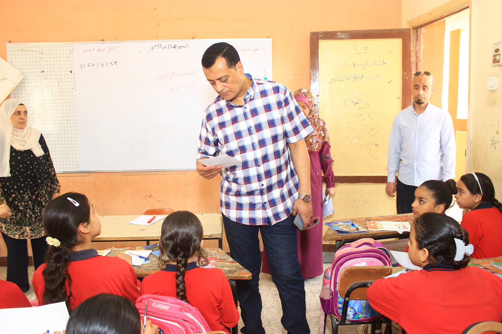 جولات ميدانية لمدير تعليم سوهاج لضمان انضباط التعليم وشفافية الامتحانات