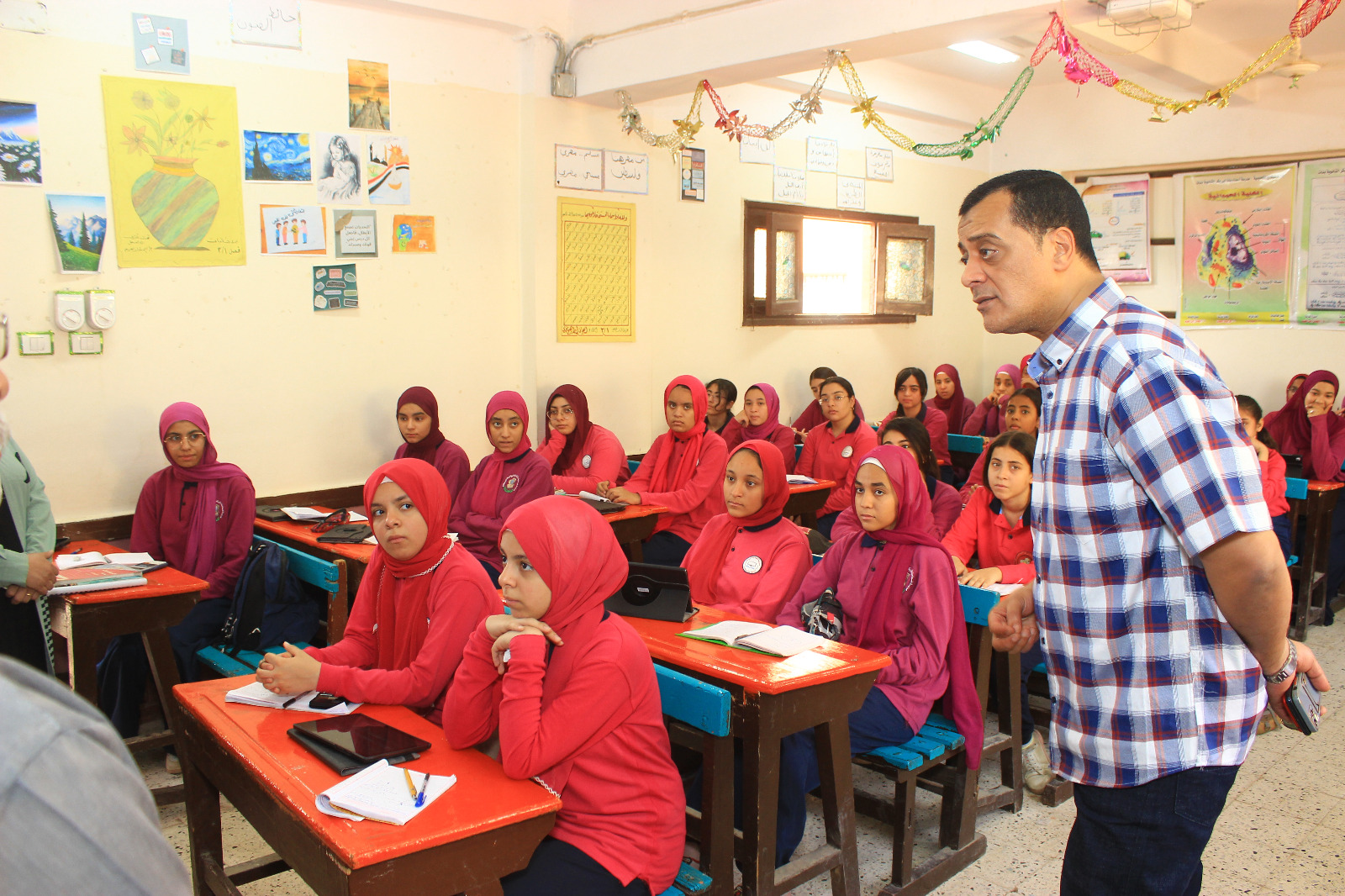 جولات ميدانية لمدير تعليم سوهاج لضمان انضباط التعليم وشفافية الامتحانات