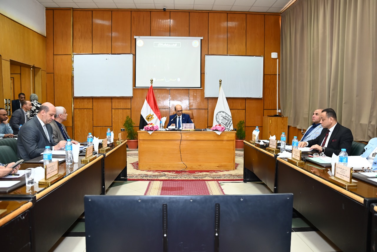 مجلس جامعة أسيوط يناقش أبرز التطورات الأكاديمية والبحثية في جلسة أبريل