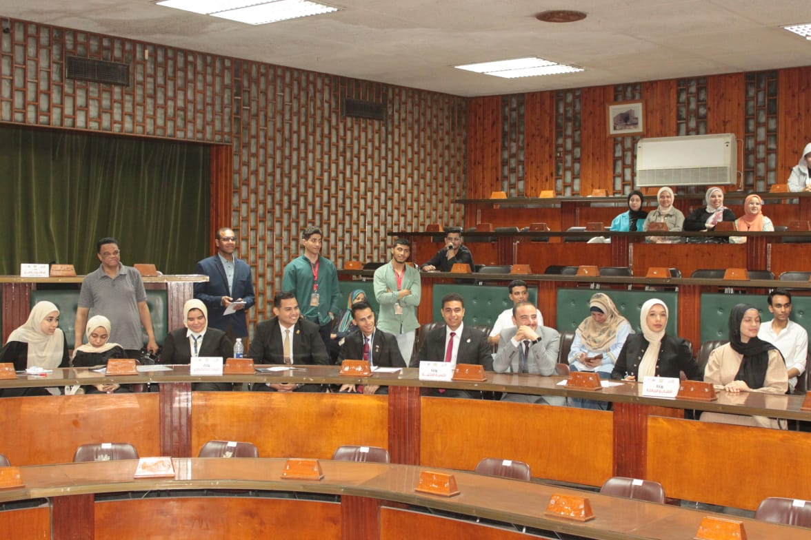 جامعة أسيوط تضيء مستقبل القيادة بنموذج محاكاة استثنائي للحكومة