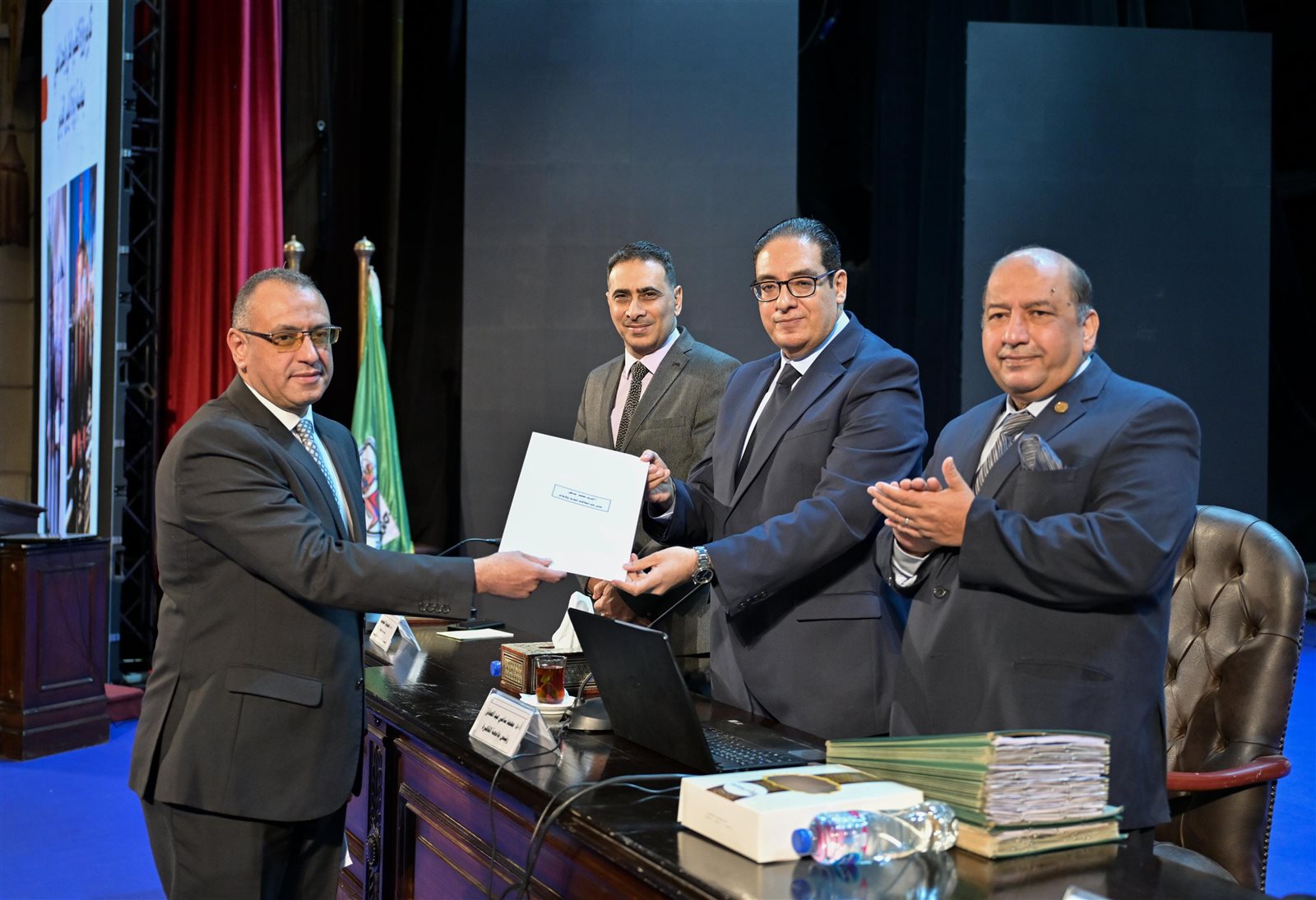 مجلس جامعة القاهرة يكرم فريق العمل المشارك فى التنظيم الناجح لزيارة الرئيس الفرنسي ايمانويل ماكرون للجامعة