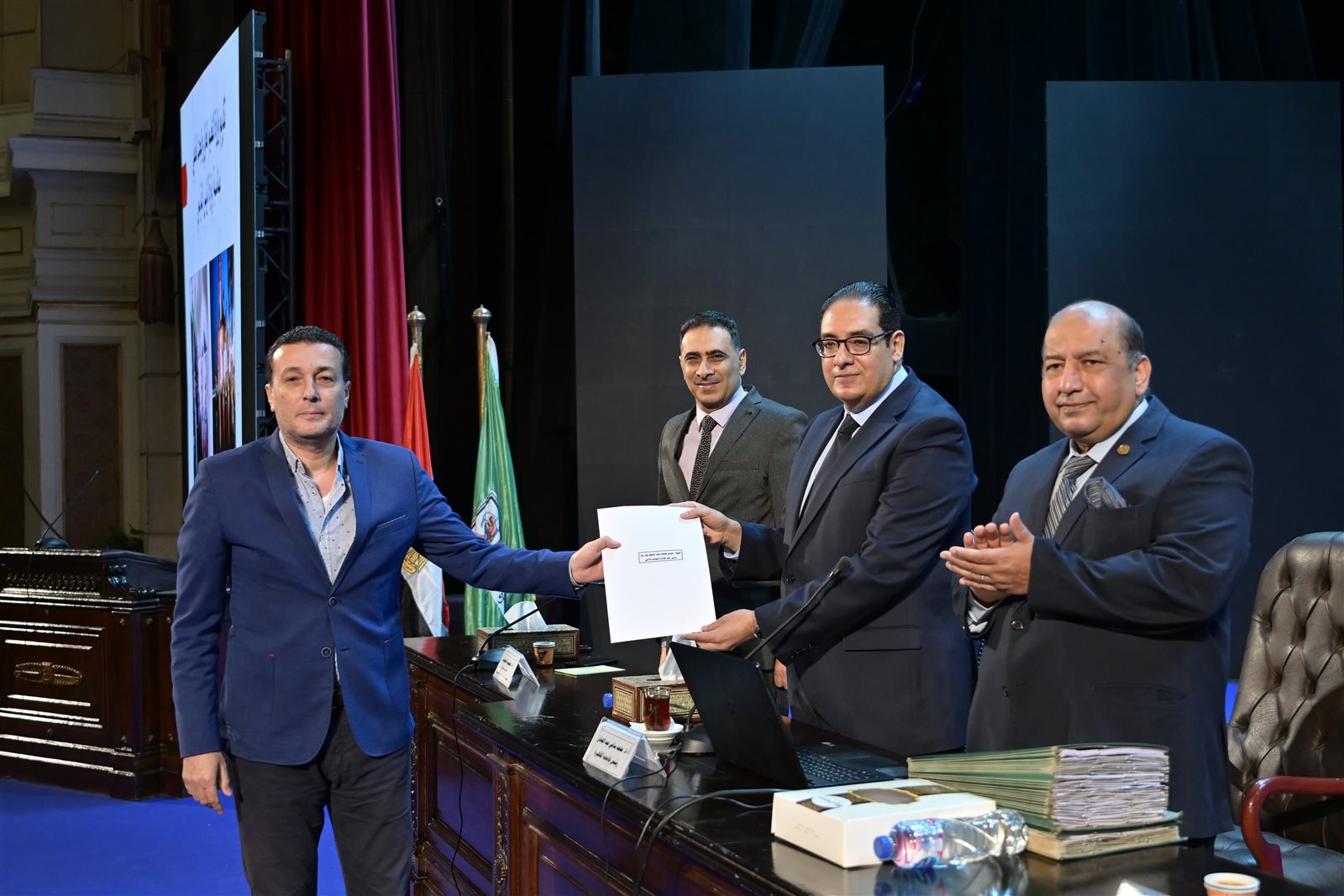 مجلس جامعة القاهرة يكرم فريق العمل المشارك فى التنظيم الناجح لزيارة الرئيس الفرنسي ايمانويل ماكرون للجامعة