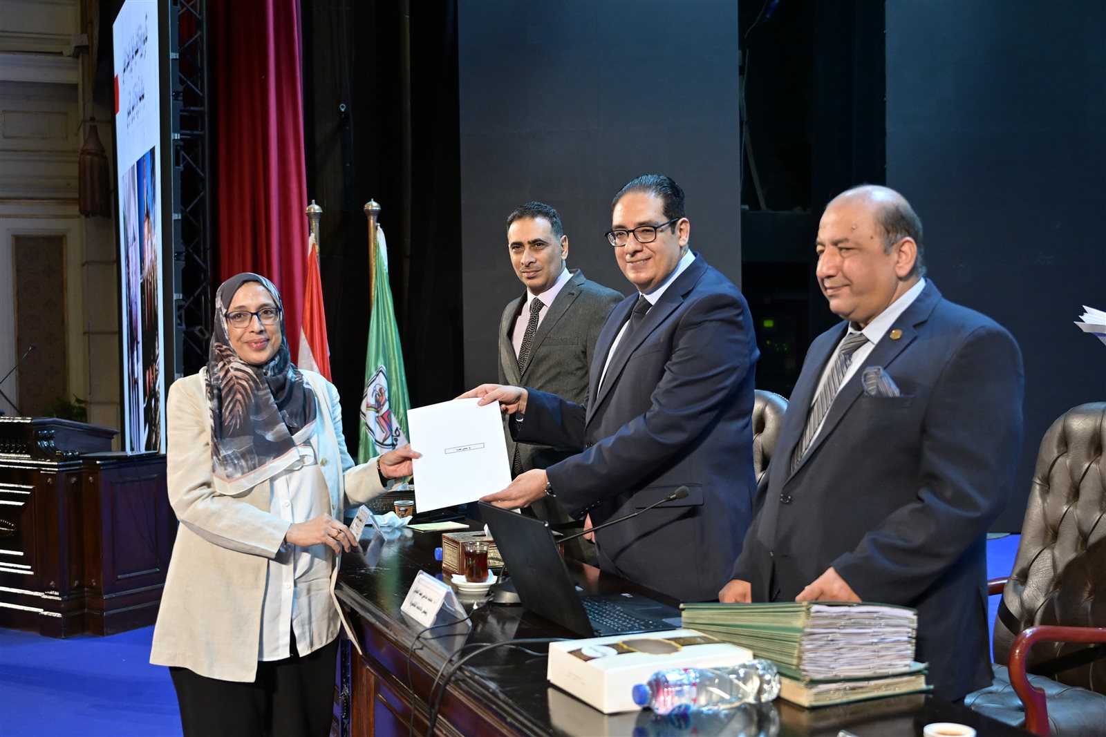 مجلس جامعة القاهرة يكرم فريق العمل المشارك فى التنظيم الناجح لزيارة الرئيس الفرنسي ايمانويل ماكرون للجامعة