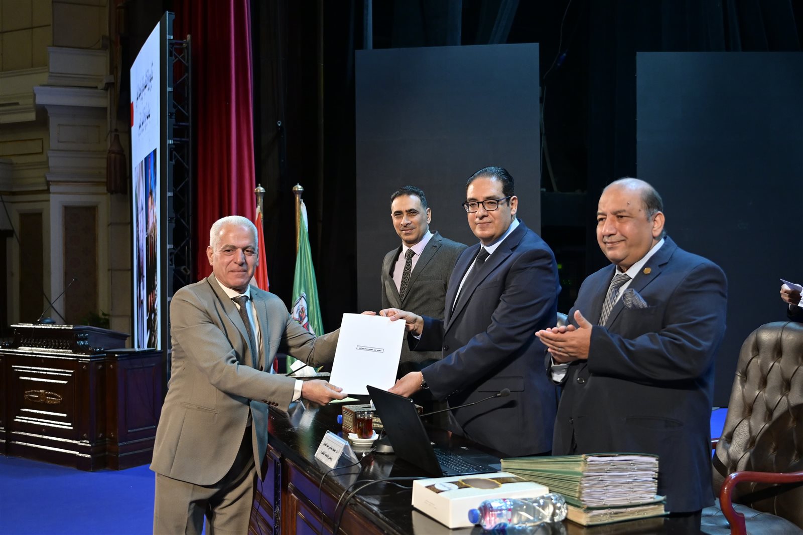 مجلس جامعة القاهرة يكرم فريق العمل المشارك فى التنظيم الناجح لزيارة الرئيس الفرنسي ايمانويل ماكرون للجامعة