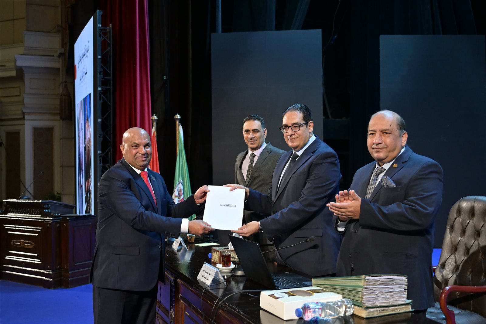 مجلس جامعة القاهرة يكرم فريق العمل المشارك فى التنظيم الناجح لزيارة الرئيس الفرنسي ايمانويل ماكرون للجامعة