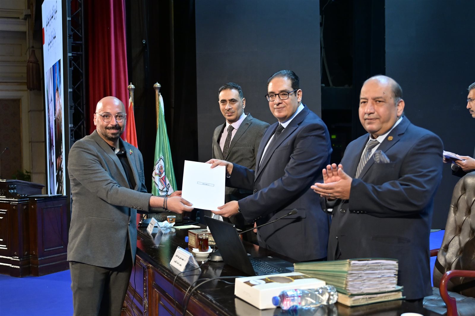 مجلس جامعة القاهرة يكرم فريق العمل المشارك فى التنظيم الناجح لزيارة الرئيس الفرنسي ايمانويل ماكرون للجامعة