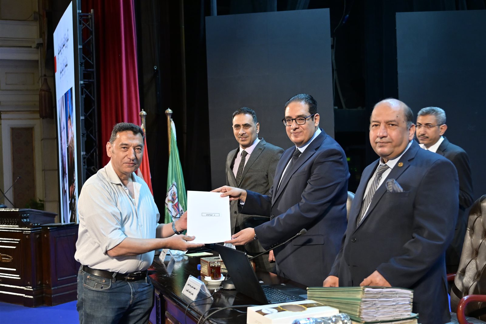 مجلس جامعة القاهرة يكرم فريق العمل المشارك فى التنظيم الناجح لزيارة الرئيس الفرنسي ايمانويل ماكرون للجامعة