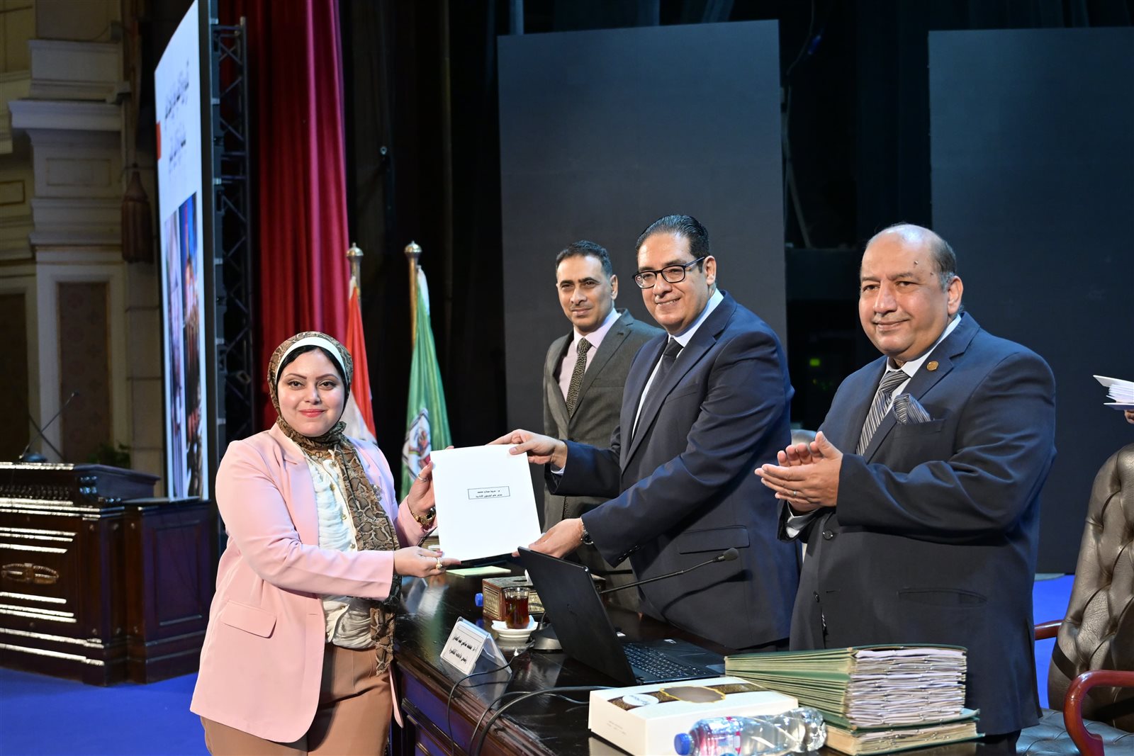 مجلس جامعة القاهرة يكرم فريق العمل المشارك فى التنظيم الناجح لزيارة الرئيس الفرنسي ايمانويل ماكرون للجامعة