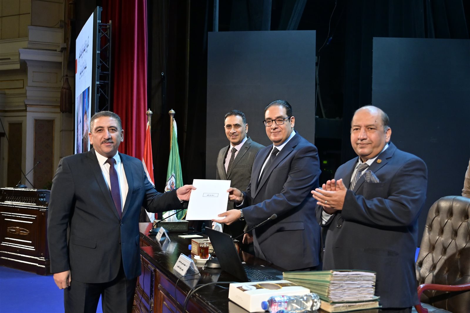 مجلس جامعة القاهرة يكرم فريق العمل المشارك فى التنظيم الناجح لزيارة الرئيس الفرنسي ايمانويل ماكرون للجامعة