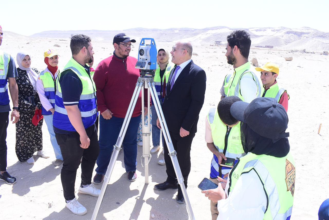 رئيس جامعة سوهاج يتابع مشروعات تخرج طلاب نظم المعلومات الجغرافية