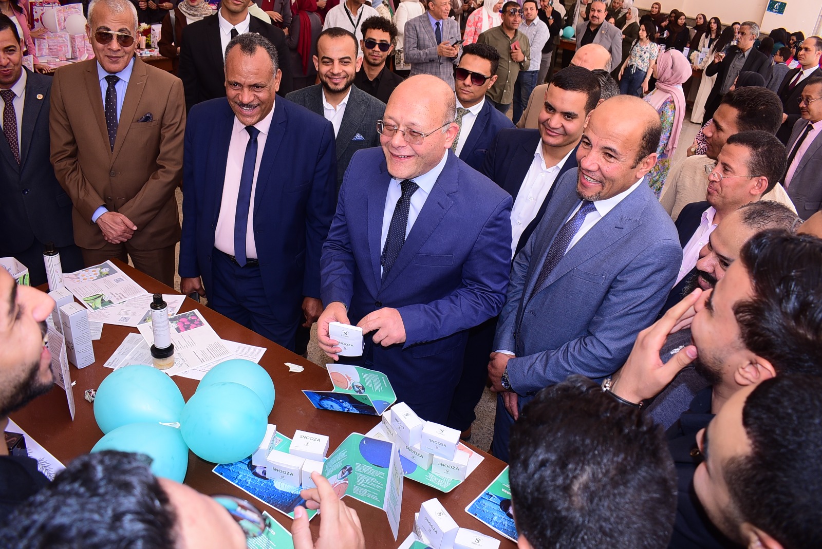 رئيس جامعة سوهاج يشارك طلاب قسم العقاقير بكلية الصيدلة مشاريع التخرج 