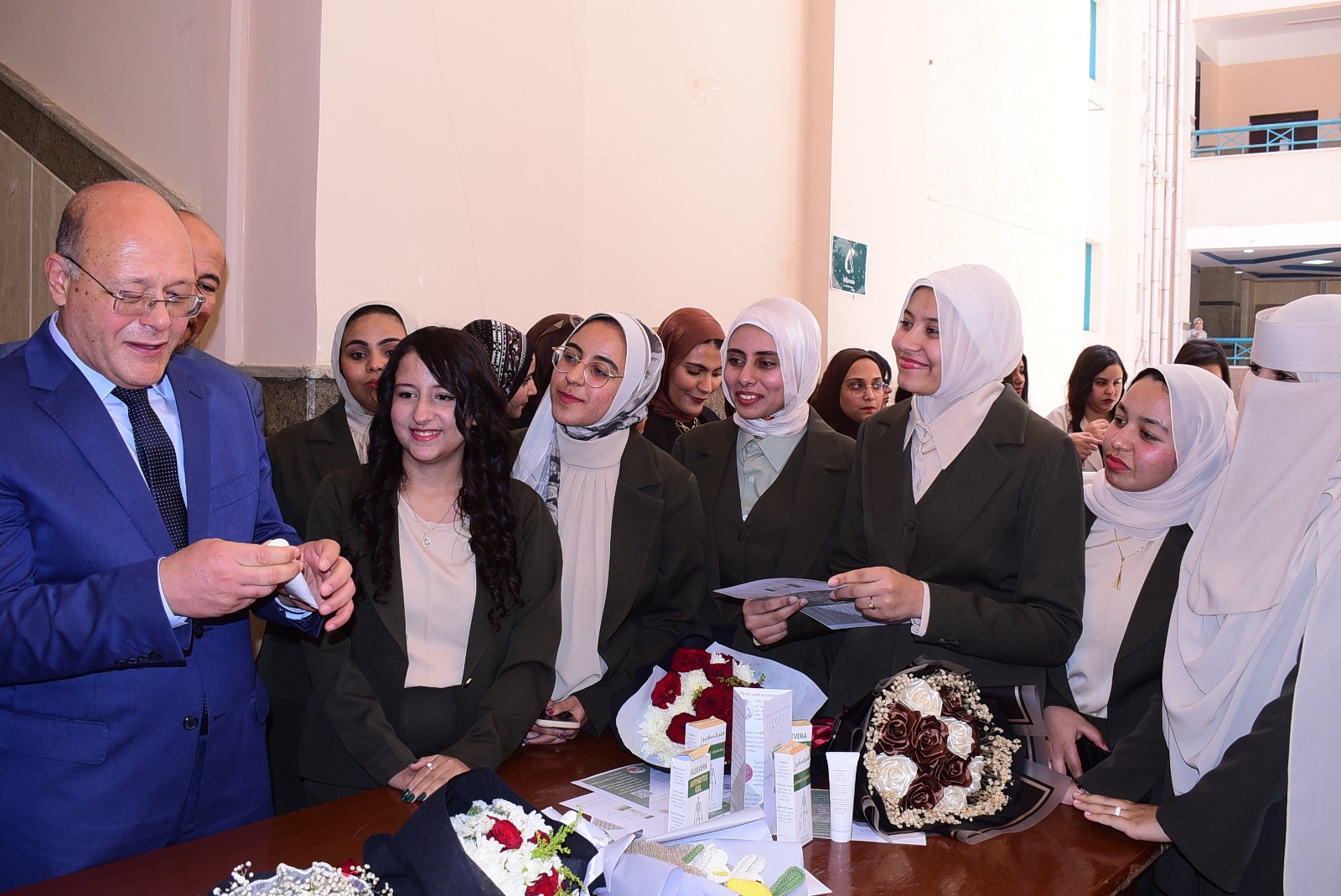 رئيس جامعة سوهاج يشارك طلاب قسم العقاقير بكلية الصيدلة مشاريع التخرج 