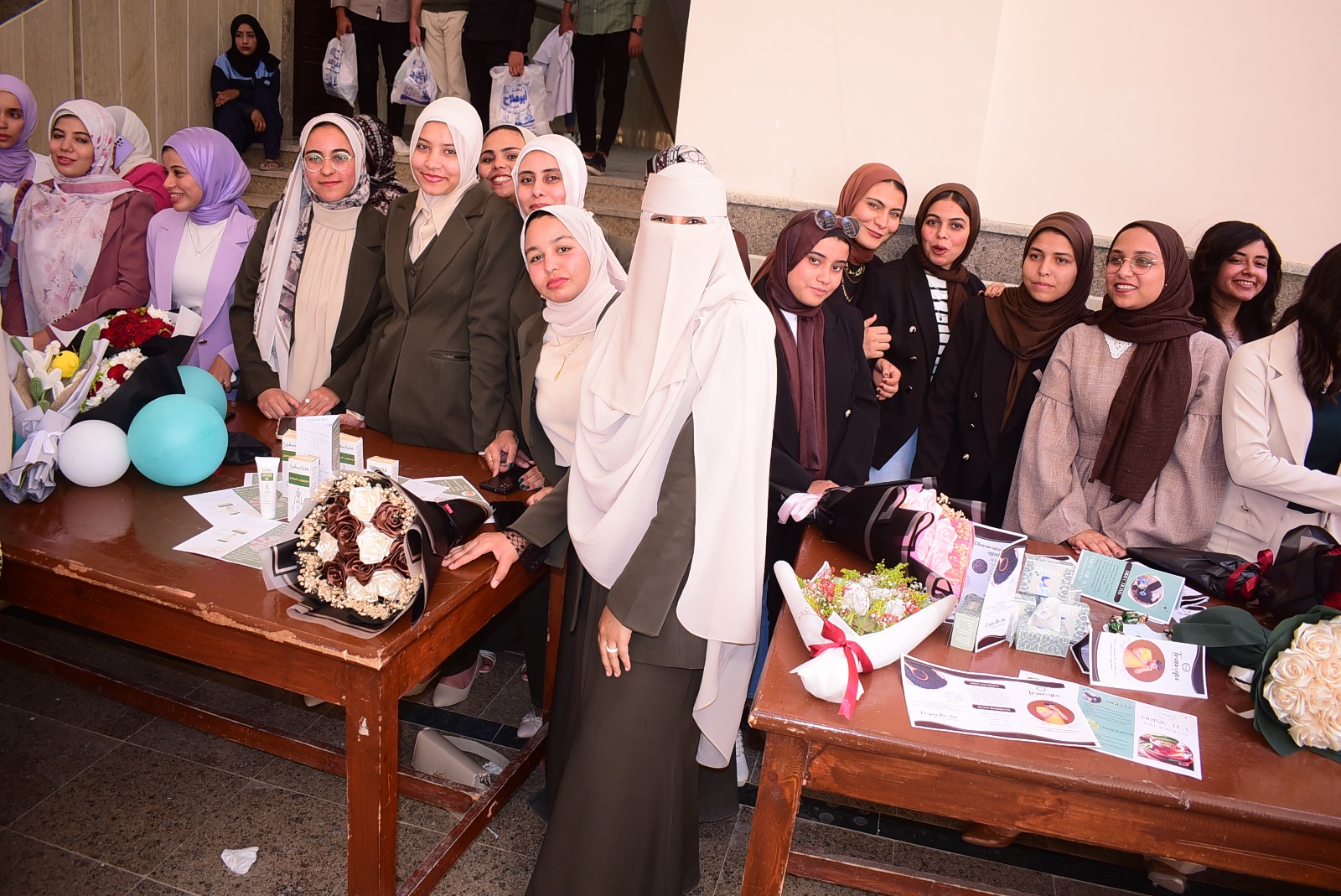 رئيس جامعة سوهاج يشارك طلاب قسم العقاقير بكلية الصيدلة مشاريع التخرج 