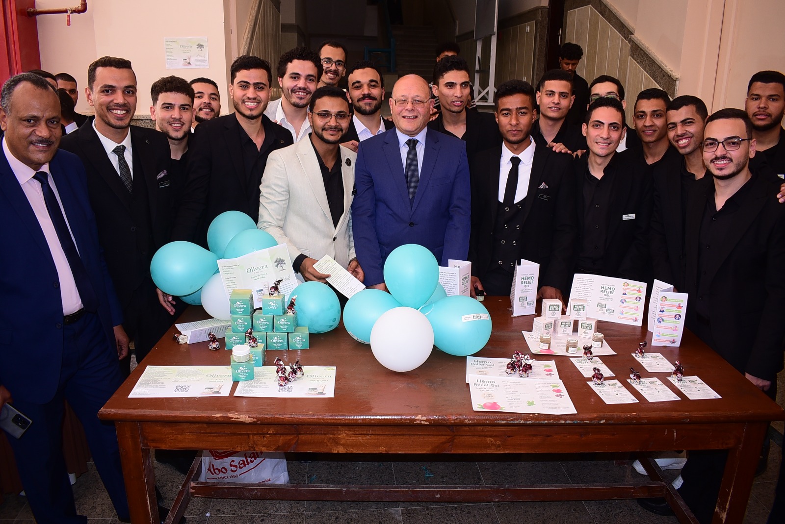 رئيس جامعة سوهاج يشارك طلاب قسم العقاقير بكلية الصيدلة مشاريع التخرج 