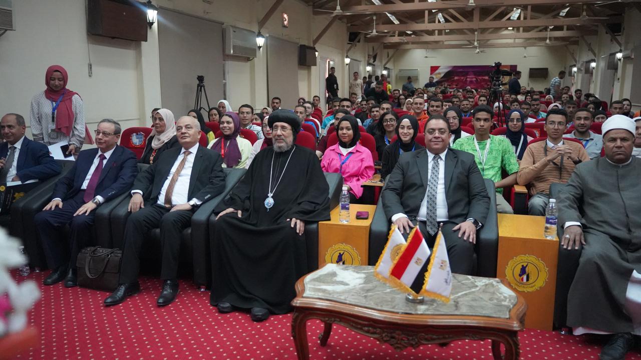 الدكتور رضا حجازي رئيس جامعة الريادة يشارك مع طلابه في الملتقى الحواري لبناء الوعي