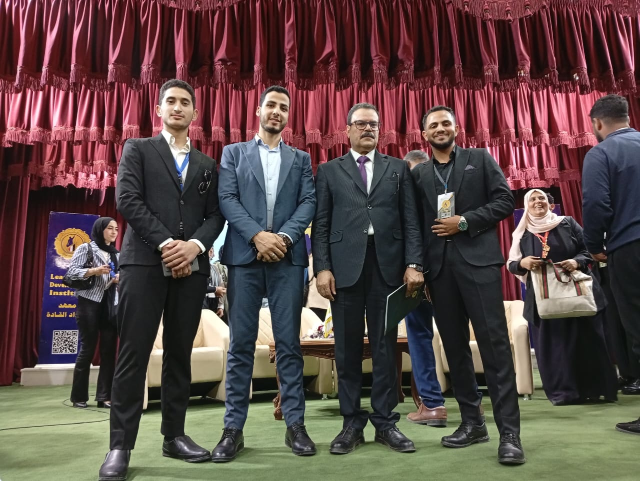 الدكتور رضا حجازي رئيس جامعة الريادة يشارك مع طلابه في الملتقى الحواري لبناء الوعي