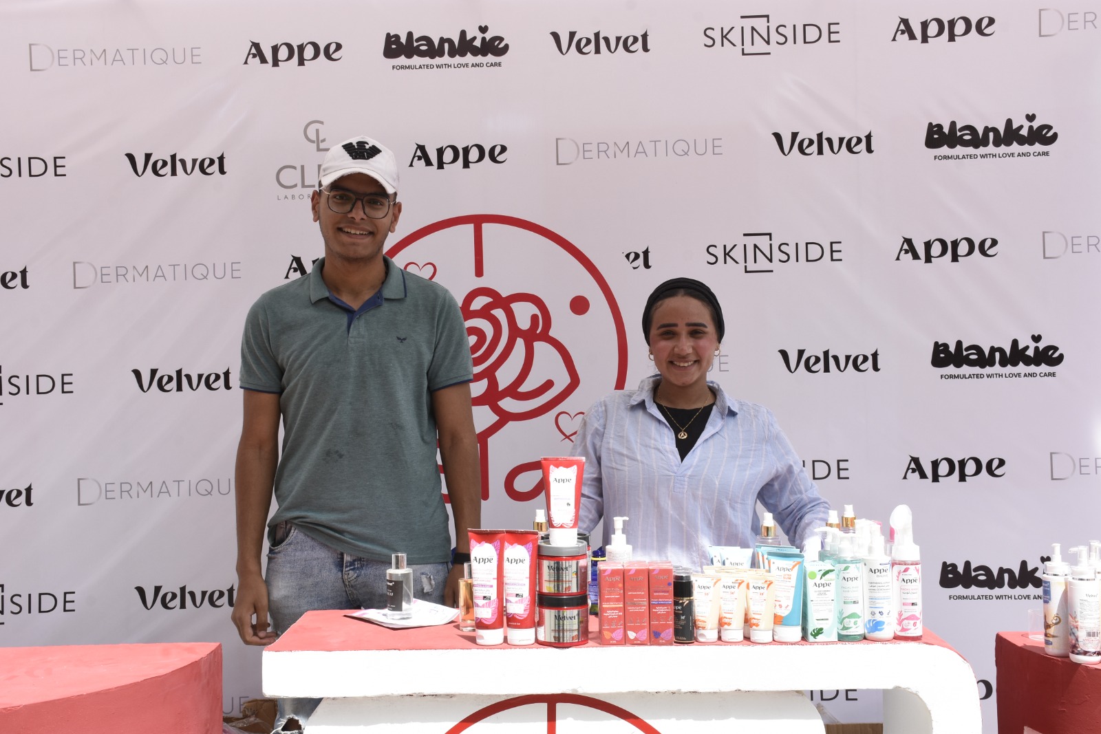 طلاب جامعة عين شمس يتوافدون على معرض صنع في مصر لدعم المنتج المحلي