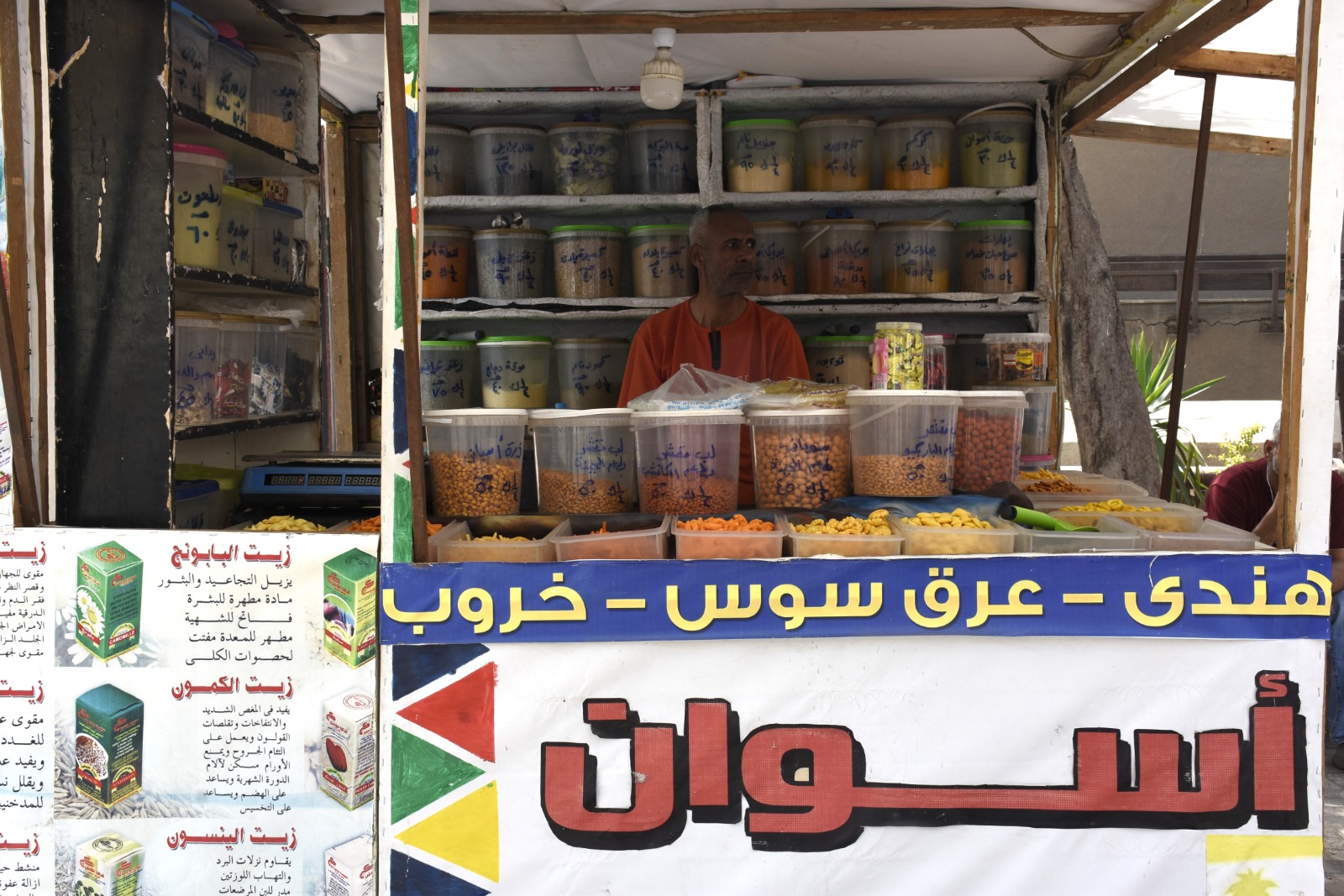 طلاب جامعة عين شمس يتوافدون على معرض صنع في مصر لدعم المنتج المحلي