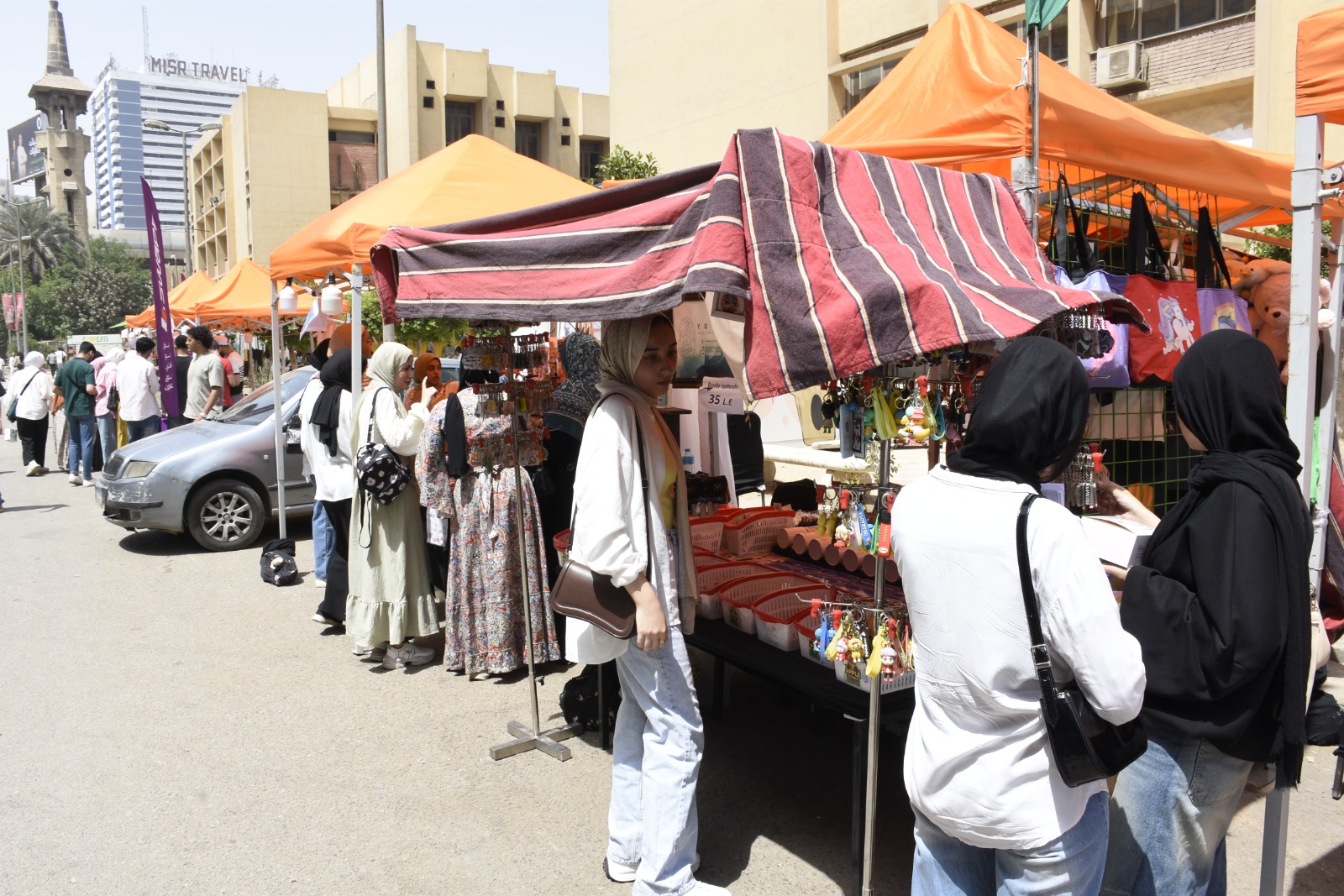 طلاب جامعة عين شمس يتوافدون على معرض صنع في مصر لدعم المنتج المحلي