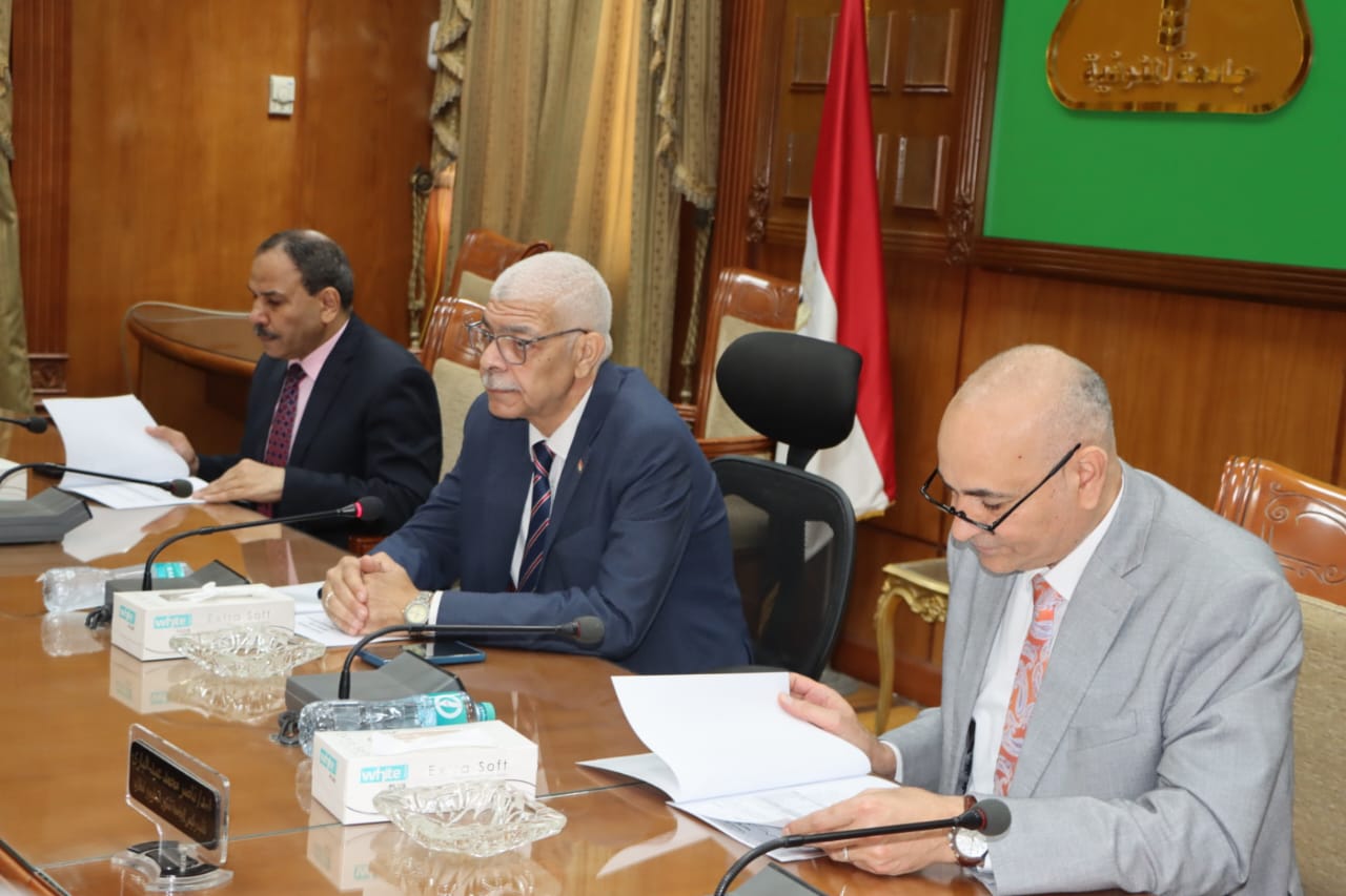 رئيس جامعة المنوفية يرأس لجنة الإحتياجات ويناقش الخطة الخمسية للأقسام العلمية وتعيين المعيدين 