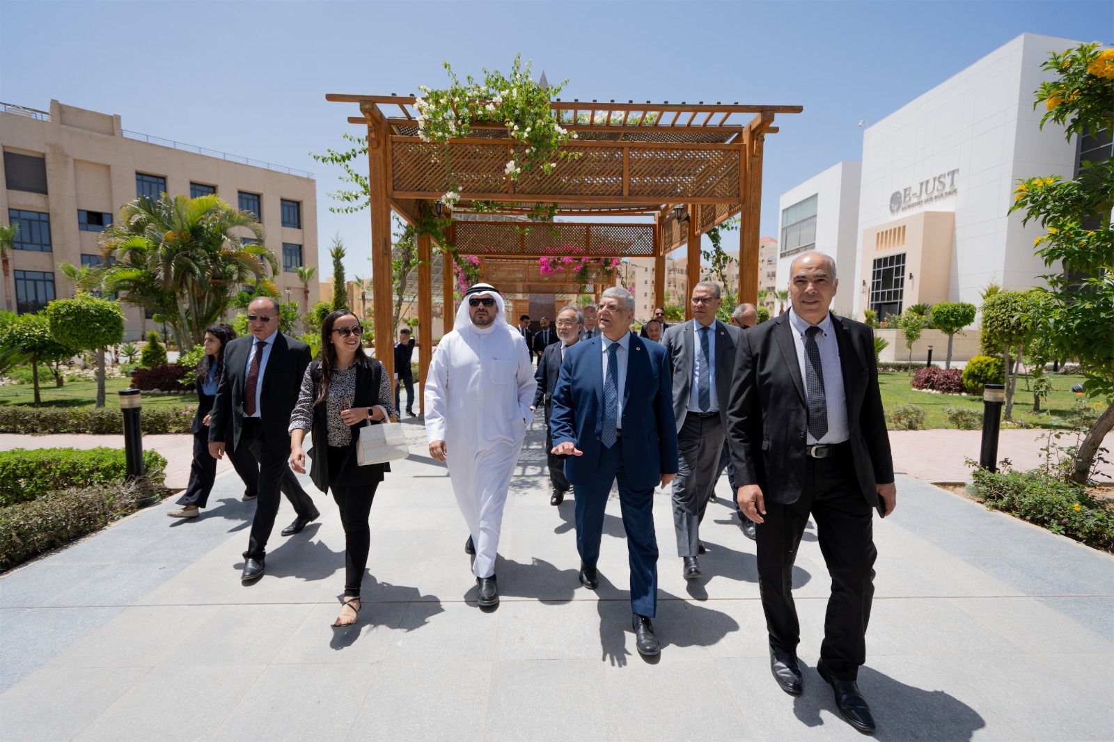 رئيس الجامعة المصرية اليابانية يبحث التعاون الأكاديمي مع المستشار الثقافي الكويتي