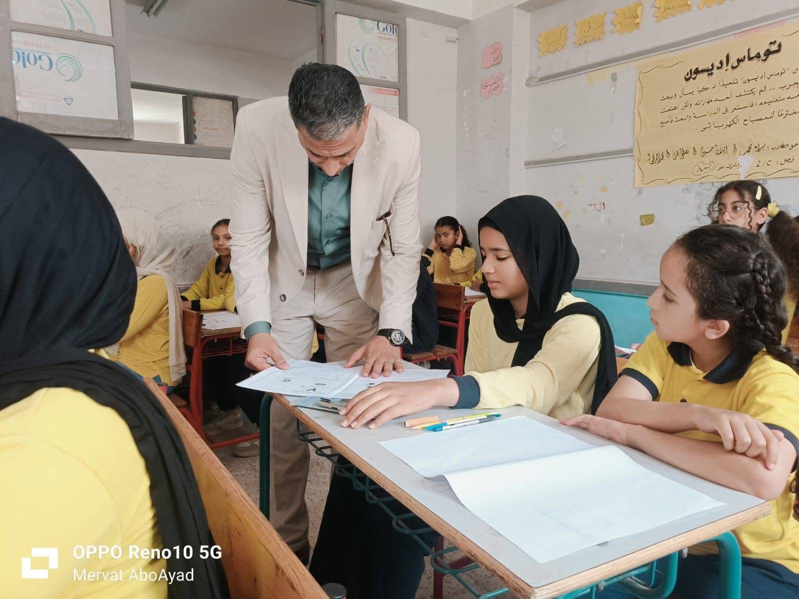 مدير تعليم الجيزة أثناء متابعة امتحانات المواد غير المضافة
