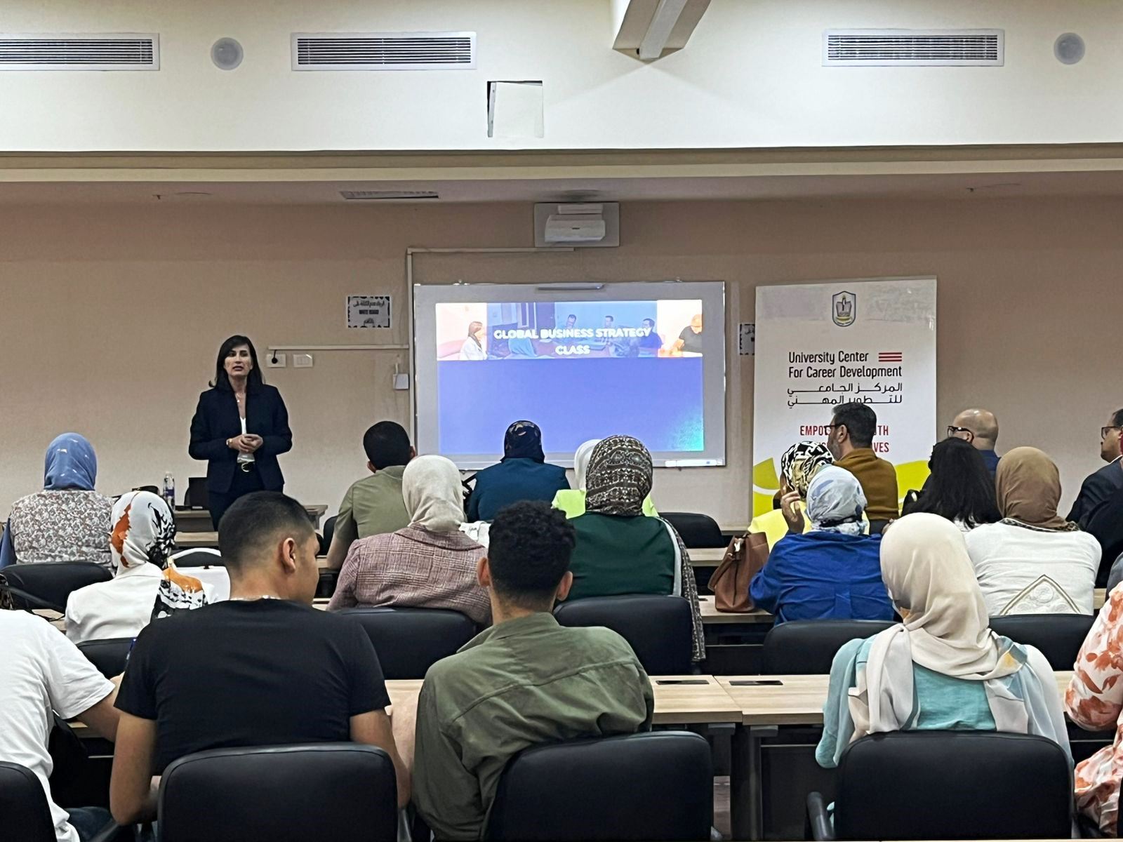 رئيس جامعة بورسعيد يستقبل المدير التنفيذى لهيئة فولبرايت مصر